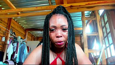 Giant booty twerk while trying on outfit bought by fan 