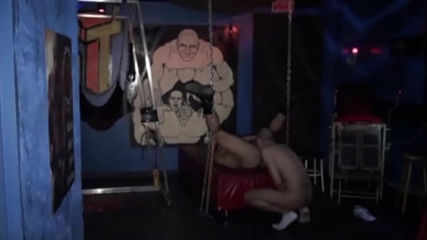 Un Beau Mec Bais&eacute; Par Un Dans Une Backroom thumbnail