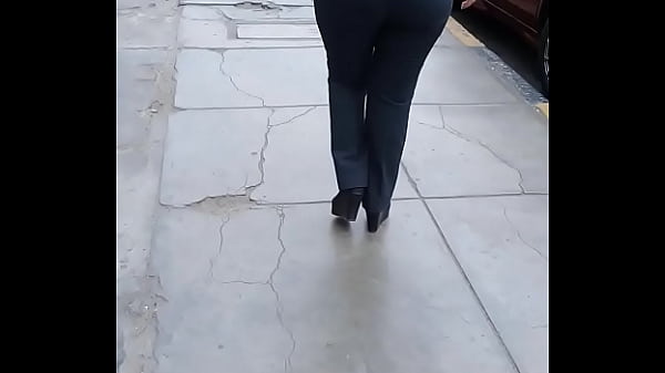 madura culona caminando