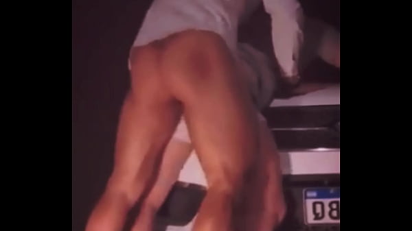 Despues de unos tragos le mamo la polla al vecino afuera de su casa y termina follandome a pelo y su esposa adentro de la casa 