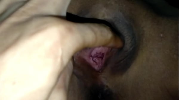 แหย่ควยเข้ารูหีแล้วทำให้น้ำแตกหีแฉะ