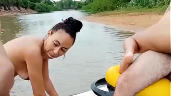 Play MP4 - sexo gostoso com a tigresa vip e o cabe&ccedil;a branca&comma;o dono da lancha&comma;mas no jet sky