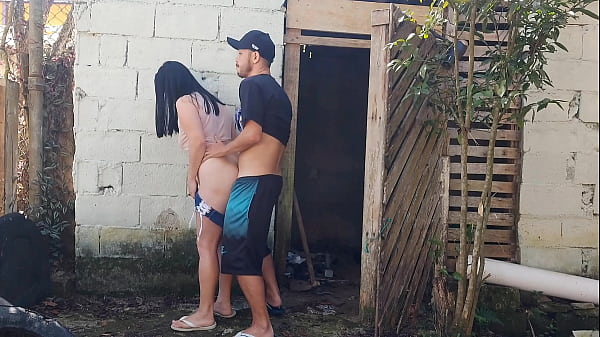 Meu marido saiu e me deixou receber o pedreiro sozinha para um or&ccedil;amento 