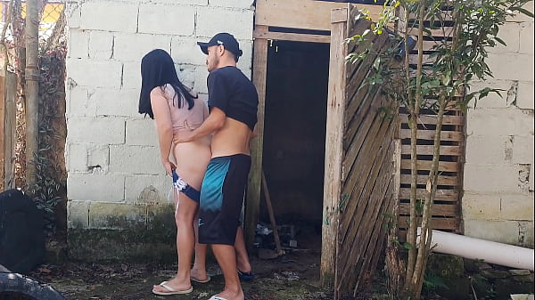 Play MP4 - Meu marido saiu e me deixou receber o pedreiro sozinha para um or&ccedil;amento