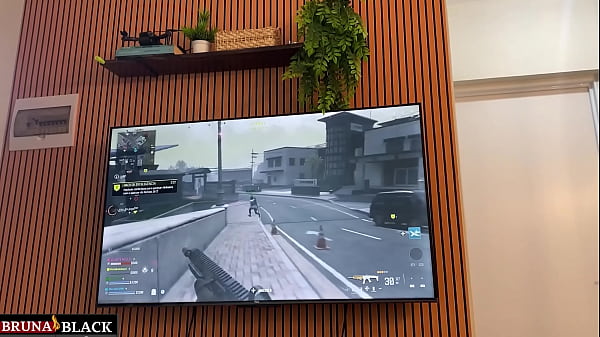 Safada ela inventa qualquer desculpa s&oacute; para deixar o novinho indeciso entre sexo ou v&iacute;deo game 