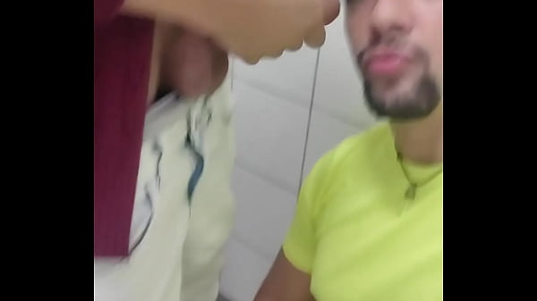 Nonton Mlk Pauzudo Empurrando Na Minha Boca, Banheiro Lotado E Eu S&oacute; Pensando Em Mamar thumbnail
