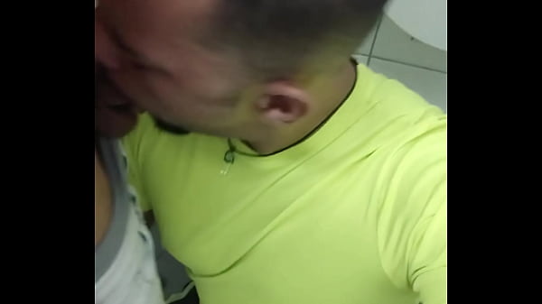 Play MP4 - Mlk Pauzudo empurrando na minha boca&comma; banheiro lotado e eu s&oacute; pensando em mamar