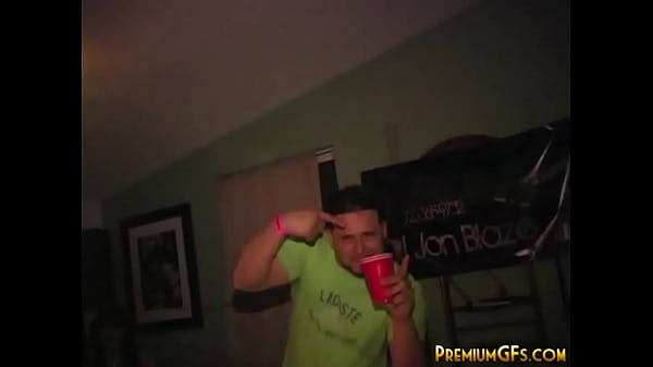 Play MP4 - Horny Babe blowjob and Fucking during a Party