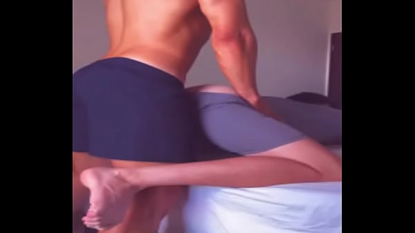 luego de unos tragos juego en la cama entre amigos se convierte en sexo 