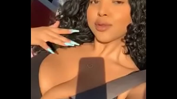 Play MP4 - teen slut with her tits out in the car