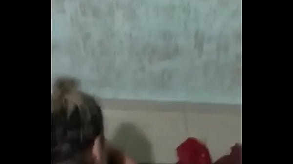 Comendo loira casada no espelho