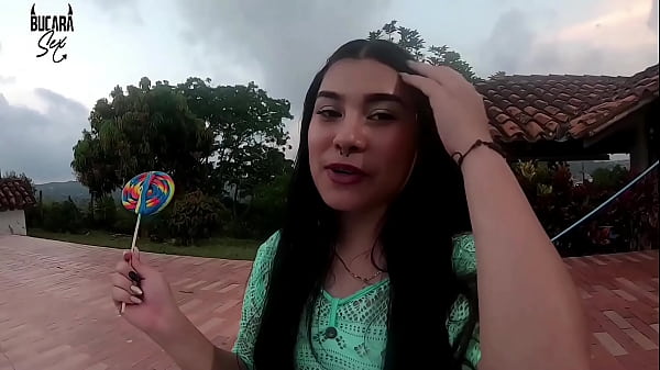 Puta colombiana chupa una paleta mientras muestra su_cuerpo