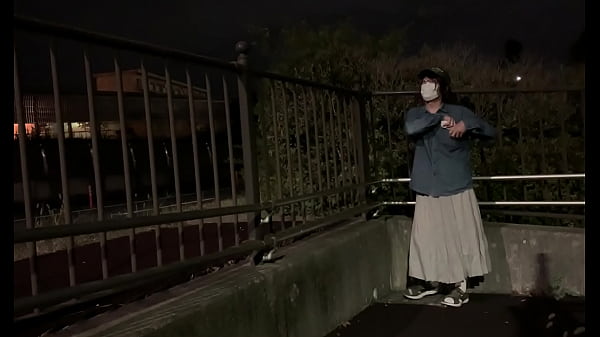 女装子まゆがノーパンでロングスカートで足を開く 