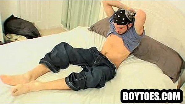 Amateur stud showing his feet and tugging his cock 