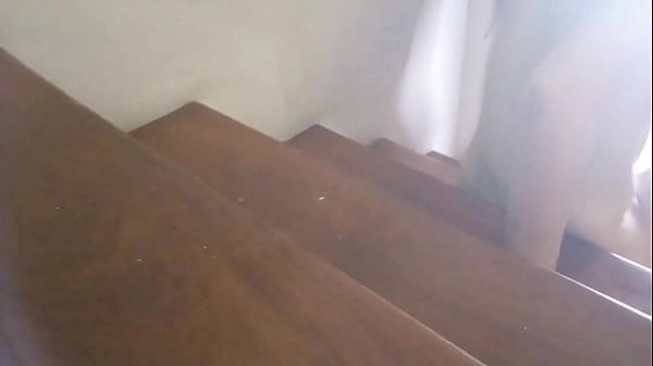 Camera pegou a mulher do coroa transando com o porteiro na escada 