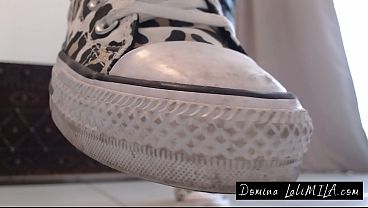 L&egrave;che mes semelles crades &ndash; viens renifler mes pieds odorants et sales 