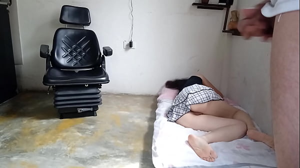 Me_salto lapared del patiotraserode mi vecina mientras el cornudo trabaja me follo a su_esposa