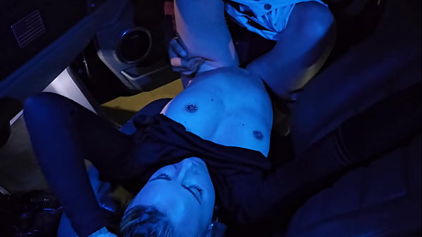 Je Suce Deux Grosses Queues Dans Un Hummer Et Me Fais Baiser Ensuite Sur Un Parking thumbnail
