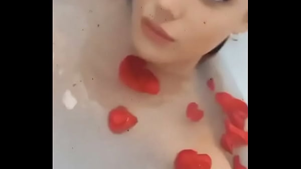 Nonton Young Famous Nude In Bath thumbnail