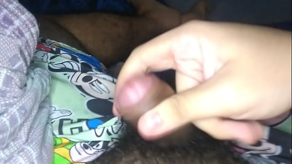 Batendo com as_ponta do dedo e_gozando