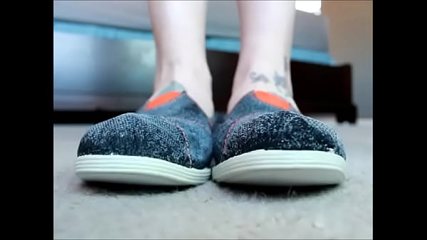 Nonton Slippers Bursting thumbnail