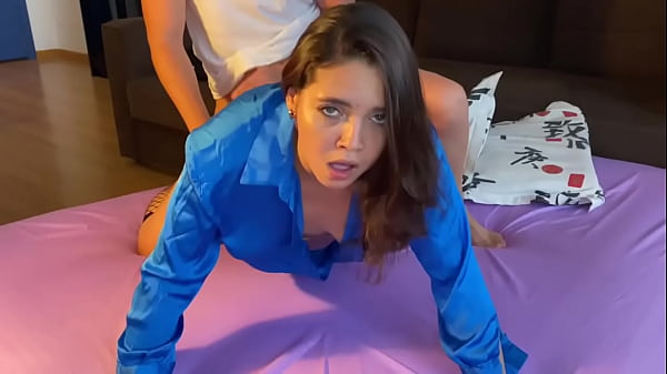 Sorprendo a miHERMANASTRA Masturbandose y Ella paga Por mi_SILENCIO!