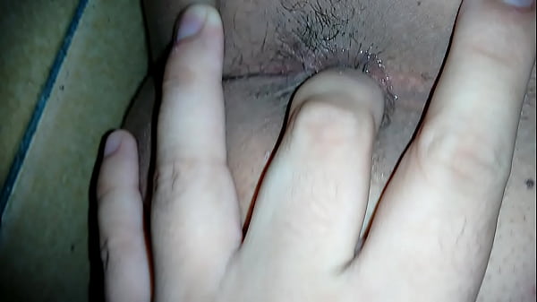 Gay dedando o cuzinho gostoso e virgem piscando 