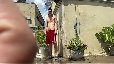 Fiquei Curiosa Para Ver O Que O Vizinho Fazia Na Varanda