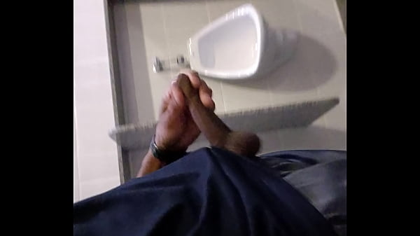 Pegada no banheiro publico 