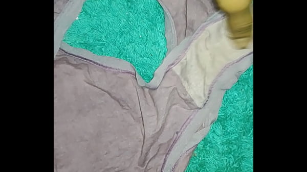 Peguei a calcinha da vizinha gostosa tinha um cheiro de buceta