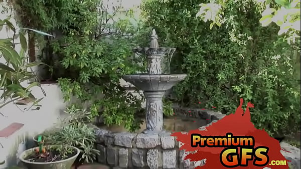 Nonton Teen Girl Shows Off Her Bubble Butt thumbnail