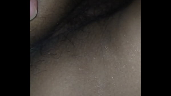 Nonton Con Mi Esposa Meti&eacute;ndole El Dedo En Ano Para Explicarle thumbnail