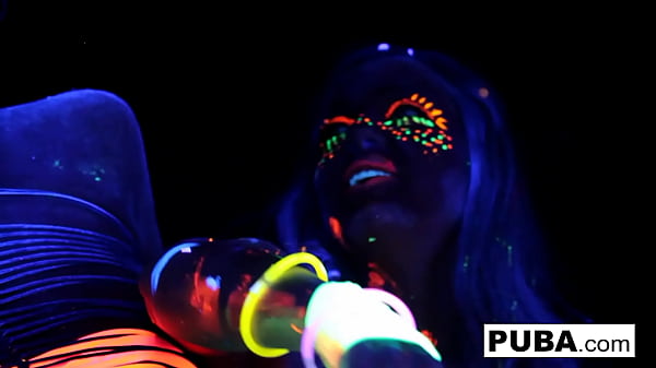 Hot babes lick each other 