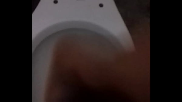 Chico  se masturba en el trabajo para sacar leche 