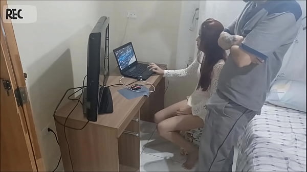 Play MP4 - Novinha sozinha em casa recebe o manutencista tarado&excl; "C&acirc;mera escondida"