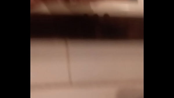 Paja en el ba&ntilde_o frente al espejo