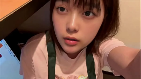 【ネカフェのバイト店員】部屋掃除していたら、シコった後のティッシュを見てムラムラしてきて部屋掃除中にオナニーしてしまう可愛い店員。 thumbnail