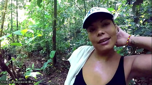 Play MP4 - ERA PRA SER APENAS UMA TRILHA E ACABOU VIRANDO PUTARIA TOTAL COM MUITA PORRA NA BOCA FUDENDO COM O MARIDO E O AMIGO DELE NO MEIO DO MATO
