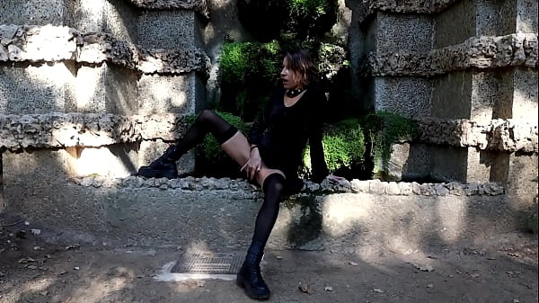 OUTDOORS Getting naked in a PUBLIC PARK_in Barcelona