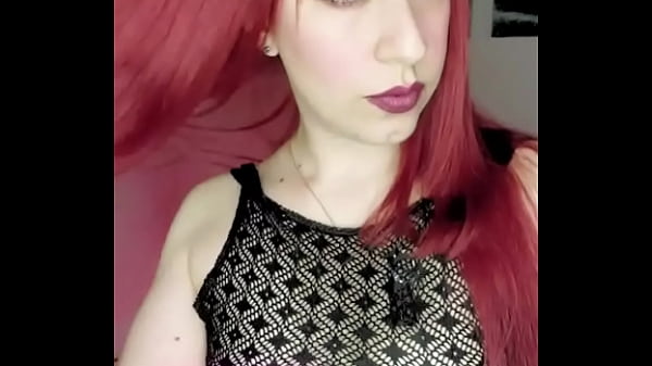 Nonton Brindemos Por Esas Primas Lejanas A Las Que Les Gusta Complacer Y Jugar Por El Culo!!! thumbnail