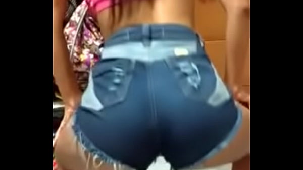 Bia dan&ccedil;ando de shortinho 