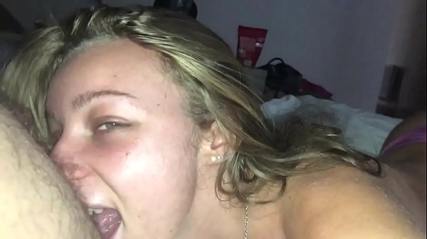 Play MP4 - J&rsquo;adore bouffer le cul poilu de mon homme &comma; lui sucer la bite et le faire jouir avec mes petits pieds