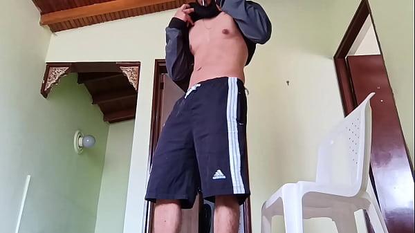 I_come home from_exercising and I_take advantage_of the fact that_I m alone to masturbate_very delicious