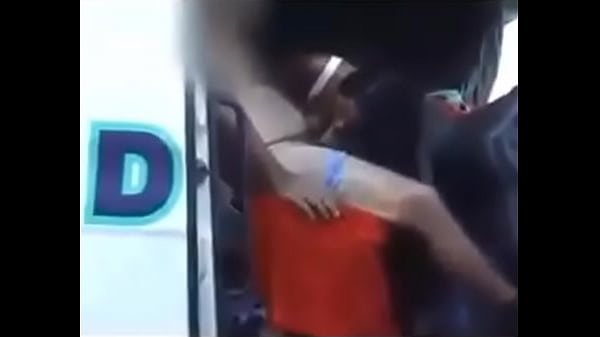 Un_papi paie une pute pour_la baiser dans sa camionette