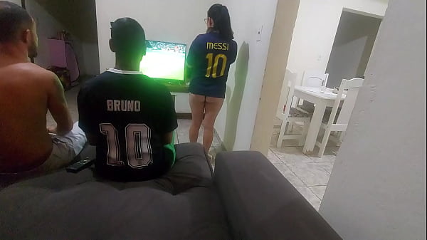Apostou A Mulher O Melhor Amigo No Jogo De Futebol E Perdeu Ent&atilde;o O Amigo Acabou Fodendo A Esposa Safada thumbnail