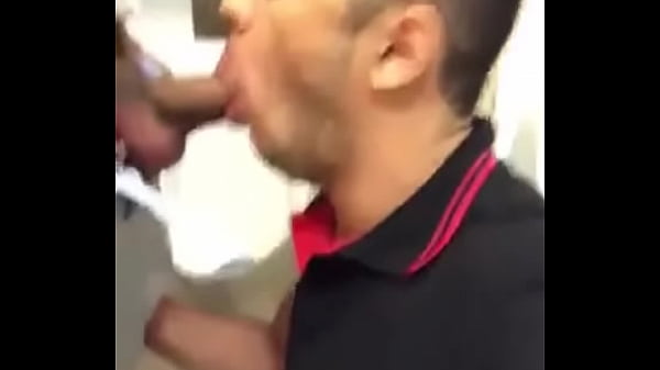 Play MP4 - viadinho chupando hetero no banheirao