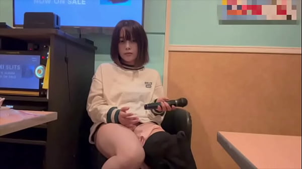 からオケマイクをおまんこに押し当ててオナニーしたら気持ち良すぎて声が出てしまいました