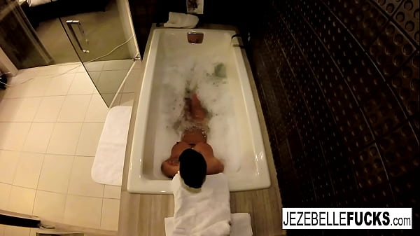 Sexy_Jezebelle Bond films herself taking a bath