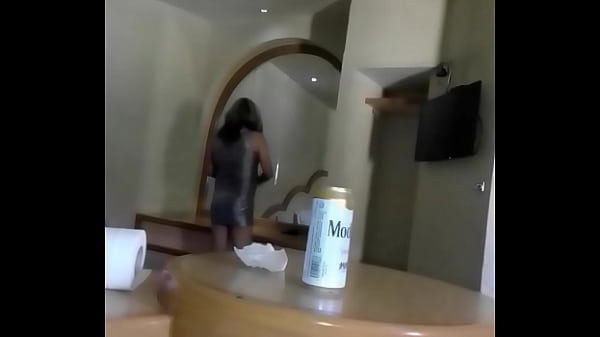 Travesti  prepar&aacute;ndose para recibir verga 