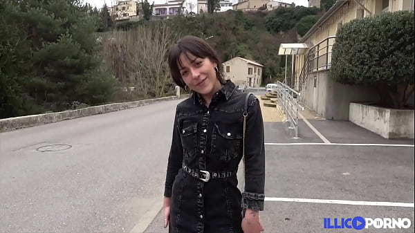 Play MP4 - Man&eacute;a&comma; 20 ans&comma; veut une bonne bite pour assouvir ses envies